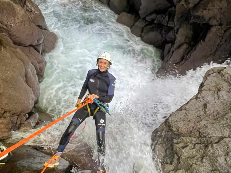 Canyoning sportif à la Rivière Noire, Saint-Claude — Cascades de Vauchelet