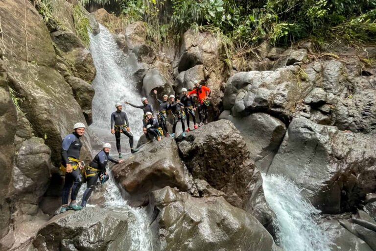 Canyoning sportif à la Rivière Noire, Saint-Claude — Cascades de Vauchelet